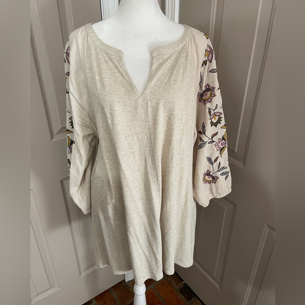J.Jill beige cotton/rayon tunic top with 3/4 embroidered statement sleeves. Sz L